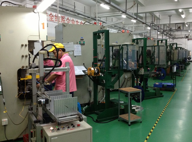 沖壓現(xiàn)場.jpg 沖壓現(xiàn)場.jpg